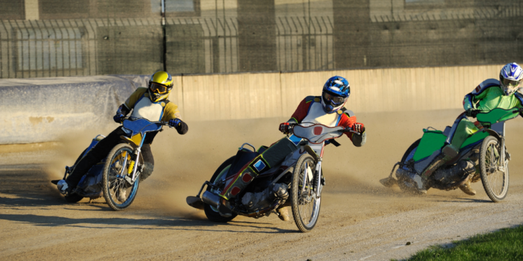 Zawody żużlowe - emocje i prędkość